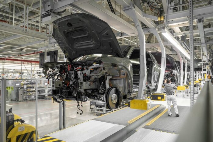 The Porsche Cayenne Electric with its drivetrain